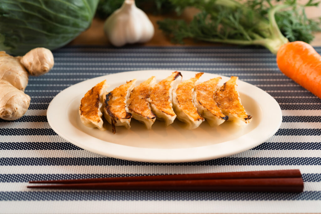 野菜に囲まれた餃子