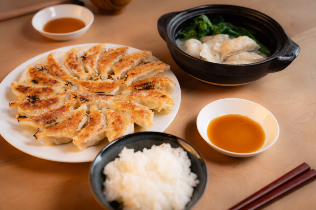 焼き餃子と茹で餃子とご飯とタレ